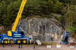 Ultieme crashtest: Volvo laat nieuwe modellen 30 meter naar beneden donderen