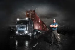 Imposante vrachtwagen trekt 750.000 kilo aan gewicht