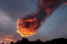 Magnifieke wolkformatie lijkt op enorme brandende vuist