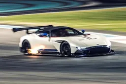 2,2 miljoen euro kostende Aston Martin Vulcan spuwt vuur op circuit van Abu Dhabi