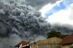 Vulkaan in Indonesië spuwt immense aswolk de lucht in