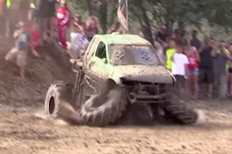 Deze mannen denken dat een monster truck vleugels heeft