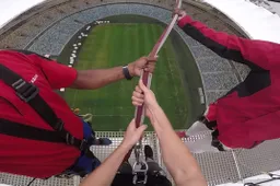 In Durban kun je in een stadion ’s werelds hoogste rope swing maken
