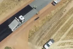 Zo leggen ze in Australië in twee dagen een weg van 4,9 kilometer aan