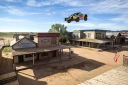 Stuntman breekt wereldrecord en springt met truck over volledig dorp