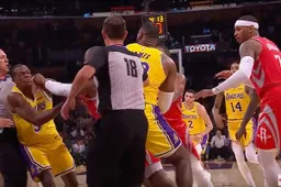 Spelers van de LA Lakers en de Houston Rockets gaan met elkaar op de vuist