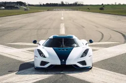 De laatste Koenigsegg Regera ooit rolt in adembenemende kleuren de fabriek uit