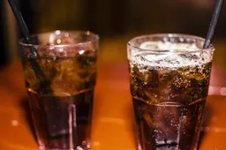 Raap je zuipbuddy's bij elkaar: Belgisch cafe wil dit weekend 1000 liter rum-cola omzetten