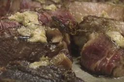 Steak die 127 dagen gemarineerd is in whiskey ziet er waanzinnig sappig uit