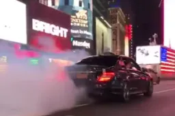 Mercedes-AMG vs politie zorgt voor spectaculaire beelden op Times Square
