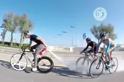 Geniale inhaalactie op de fiets met een brandblusser