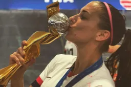 Alex Morgan viert WK-winst door te twerken in kleedkamer USA