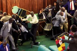 Parlementariërs Uganda gooien stoelen naar elkaar en zetten WWE wedstrijd neer
