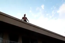 Waaghals springt van vier hoog in zwembad