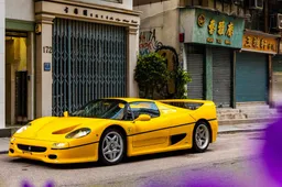 Revv your engines, de zeldzame Ferrari F50 1997 in oogverblindend geel