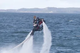 Met deze jetski maak je brute stunts in de lucht