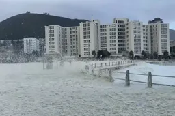 Kaapstad ziet wit door zeeschuim dat het land op wordt geblazen