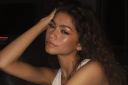 Zendaya harkt in haar oogverblindende outfit weer een Emmy Award binnen