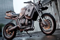 Eindbazen bouwen post-apocalyptische, gepantserde off-roader