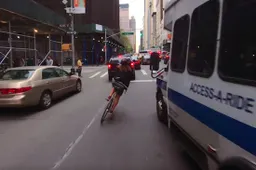 Fietser crosst zonder remmen door het verkeer in New York