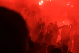 Deze PSV-fan had zijn handen vol aan vuurwerk en dat ging anders dan gepland