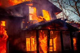 Origineel cadeau nodig voor de brandweer? Zet een huis in de fik!