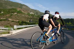 Deze Nederlandse gasten gaan met de tandem van Marokko naar de Sahara