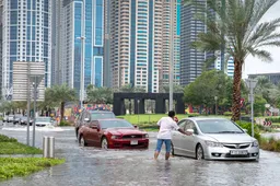 Keiharde regenval in Dubai, vakanties vallen in het water