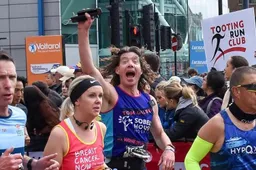 Wijnkenner Tom Gilbey rent én drinkt een marathon tegelijk