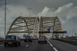 Zorgen over Van Brienenoordbrug: straks verdwijnt deze in de Maas