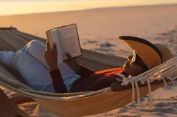 Deze 5 boeken zijn perfect om op je strandbedje te lezen deze zomer