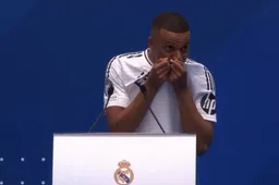 Real Madrid presenteert Kylian Mbappé voor 80.000 uitzinnige fans