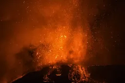 De natuur op zijn allersterkst: Vulkaan Etna barst opnieuw uit en legt Sicilië onder het as