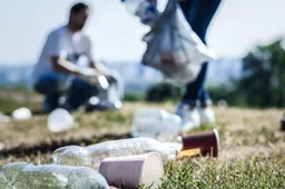 Blikjesjagers verdienen een fortuin per dag aan statiegeld