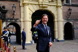 Rutte gaat los op strandfeest en laat budget ver achter zich