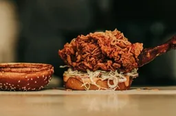 NYC restaurant serveert kipburger met complete kippenklauw