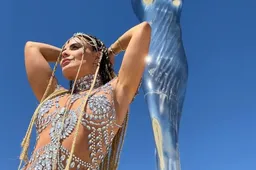 De mooiste vrouwen showen hun meest sexy outfit op Burning Man 2024