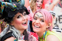 Vrouwen krijgen roze squat-urinoir tijdens carnaval in Den Bosch