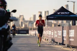Taylor Knibb pakt wereldtitel triathlon: "Kun je m'n kont niet filmen?"