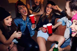 Schooldirectrice gearresteerd na feest organiseren voor 100 studenten met liters alcohol