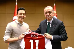Mesut Özil gaat vanaf nu assists verzorgen aan president Erdoğan