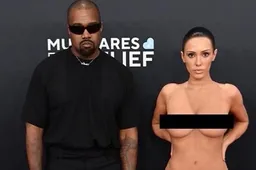 Vrouw van Kanye West verschijnt naakt bij de Grammy’s