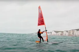 Deze Nederlander surft de wereld over in de strijd tegen plasticvervuiling: documentaire Upstream to Paris