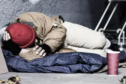 Dakloze man wordt in een klap miljonair dankzij een kraslot