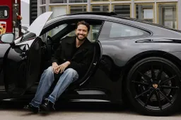 Rolf Sanchez scoort zwarte Porsche 911 Carrera GTS: "De zon straalt, en de auto ook"