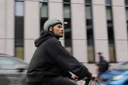 Deze fietshelm ziet eruit als een accessoire en beschermt je hoofd als een tank
