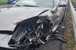 Ferrari van een half miljoen verwoest bij crash op A2, pijnlijke les!