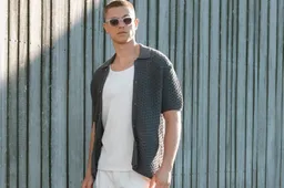 Waarom de doorknoop polo deze zomer hét fashion item voor mannen is