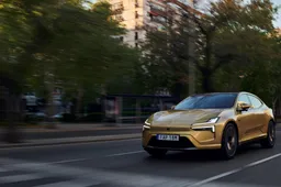 Is jouw vader goud waard? Win een luxe weekend weg in een gouden Polestar 4