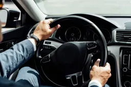 Ruikt je auto raar? Dít betekenen die vieze luchtjes